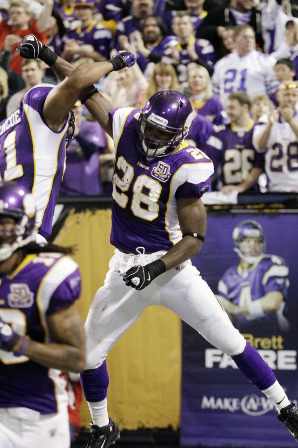 Favre injured, Peterson dominates, Vikings roll over Bills